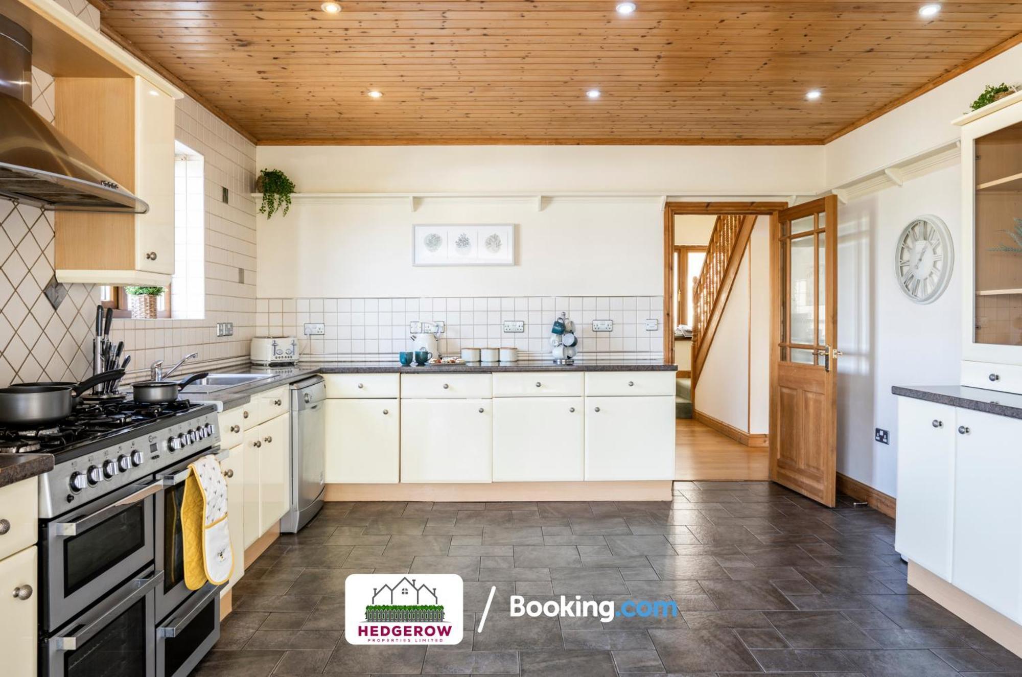Truro Hedgerow Haven: Spacious 5-Bedroom Retreat Exterior photo